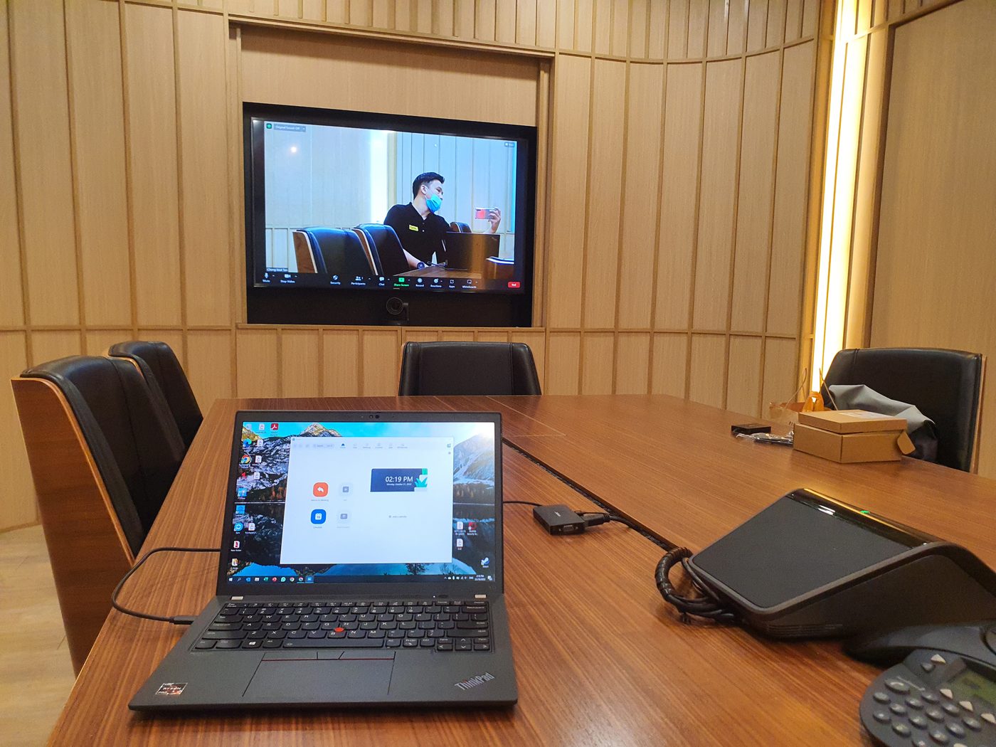 Boardroom with Jabra soundbar and Jabra GN touch controller on table